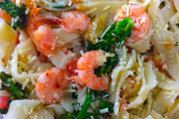 Macarronada com camarão e brócolis