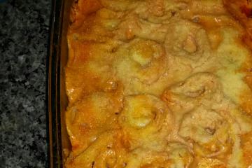 Rondelli de massa de pastel com requeijão, presunto e queijo