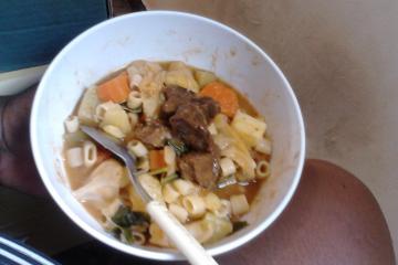 Sopa de macarrão, legumes e carne