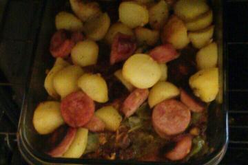 Linguiça ao forno com batatas