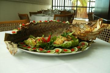 Robalo assado com farofa de castanhas