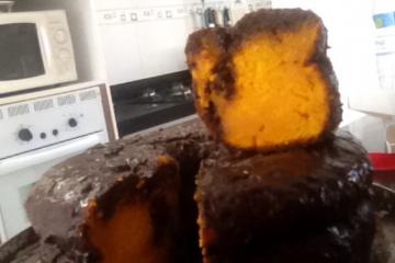 Bolo de cenoura com calda de chocolate