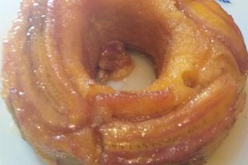 Bolo de banana com calda