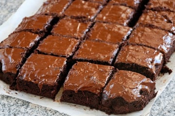 Bolo de chocolate de micro-ondas, sem batedeira e molhadinho: tão fácil que até criança faz