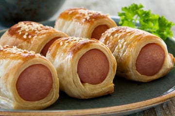 Enroladinho de salsicha com massa de pastel na airfryer, lanche rápido que as crianças amam
