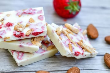 Barra de leite em pó com frutas ou nozes, proteica e de poucos ingredientes