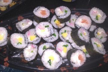 Sushi de kani com manga (versão Brasil)