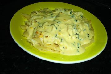 Penne ao molho de milho, parmesão e manjericão