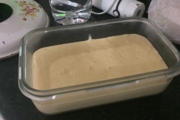 Mousse de maracujá com cobertura de chocolate