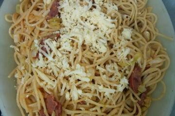 Macarrão com calabresa, bacon e repolho