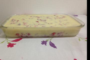 Torta de leite ninho e morango