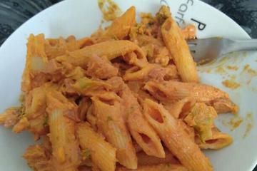 Macarrão delicioso com brócolis e frango