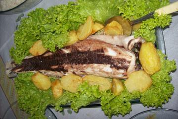 Peixe assado no sal grosso