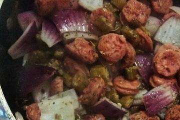 Quiabo com lingüiça
