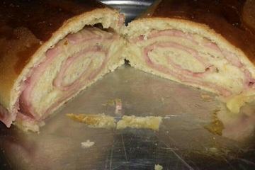 Pão caseiro recheado com presunto