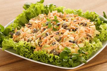 Salada de vegetais com uvas-passas