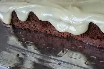 Bolo de Oreo com cobertura de leite em pó