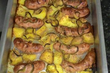 Linguiça ao forno com batatas