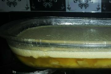 Gelatina de abacaxi com creme de leite
