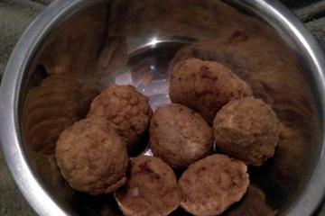 Bolinho de carne moída à milanesa