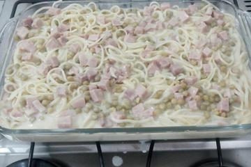 Macarrão ao molho branco com presunto