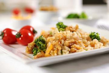 Arroz integral com brócolis, nozes e cheddar
