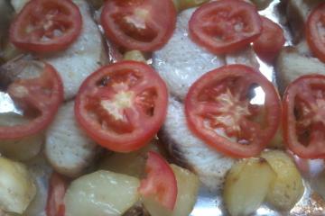 Filé de peixe assado com batatas