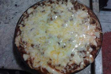 Espaguete à bolonhesa gratinado com queijo