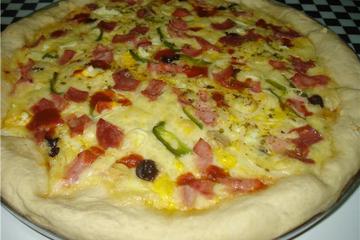 Pizza portuguesa com borda de catupiry by Neneli