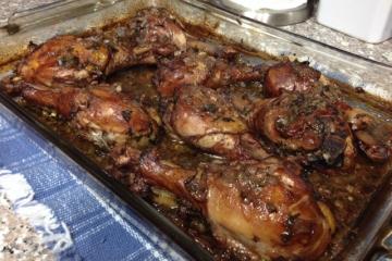 Coxa e sobre coxa de frango assada ao vinho