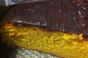 Bolo de cenoura com calda de chocolate
