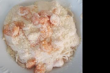 Macarrão com camarão ao molho de quatro queijos