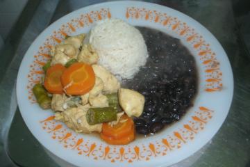 Filé de frango com quiabo e cenoura