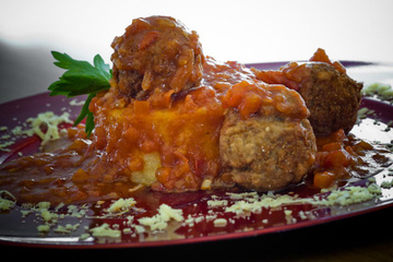 Polenta com almôndegas