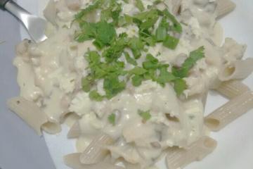 Macarrão com brócolis e creme branco