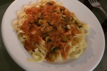 Macarrão ao sugo e manjericão