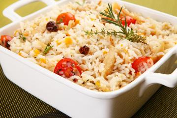 Arroz com bacalhau, tomate e ervas