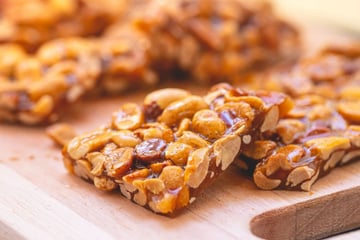 Pé de moleque crocante com amendoim torrado e caramelo simples