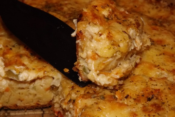 Torta estupenda de legumes, frango e queijo