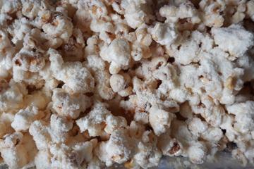 Pipoca gourmet de leite em pó com flocos crocantes