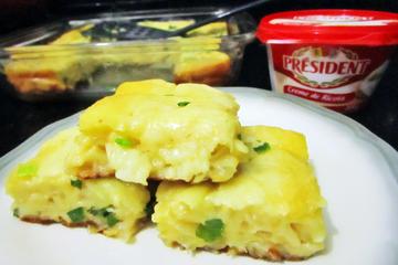 Torta cremosa de cebola e queijo sem glúten