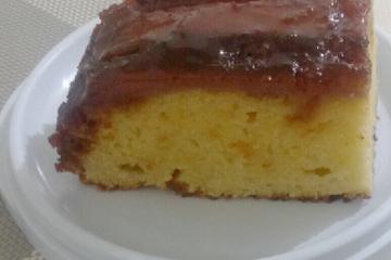 Bolo de banana com calda