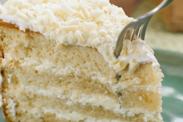 Bolo de aniversário lindo coberto com chantilly e palha fresca JPG