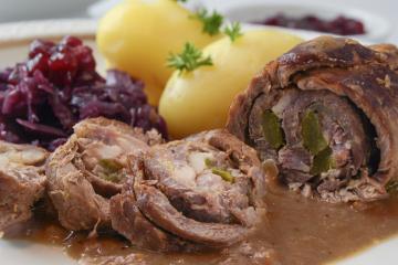 Rocambole de carne moída com queijo e presunto
