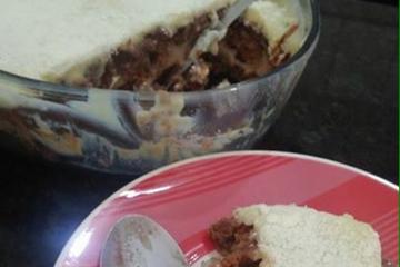 Bolo de travessa de brigadeiro e leite ninho