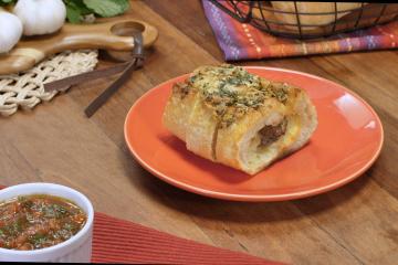 Kafta empanada no pão com queijo
