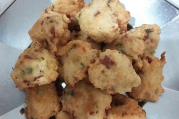 Bolinho de arroz com salame