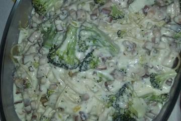 Macarrão com brócolis e creme branco