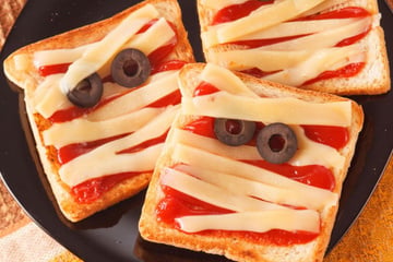 Mini pizza de múmia para o Halloween com pão de forma: lanche prático e divertido