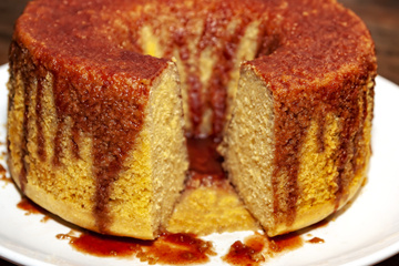 Bolo de fubá com calda de goiabada